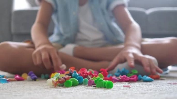 幼儿男孩在家玩彩色塑料玩具创意游戏，想象力