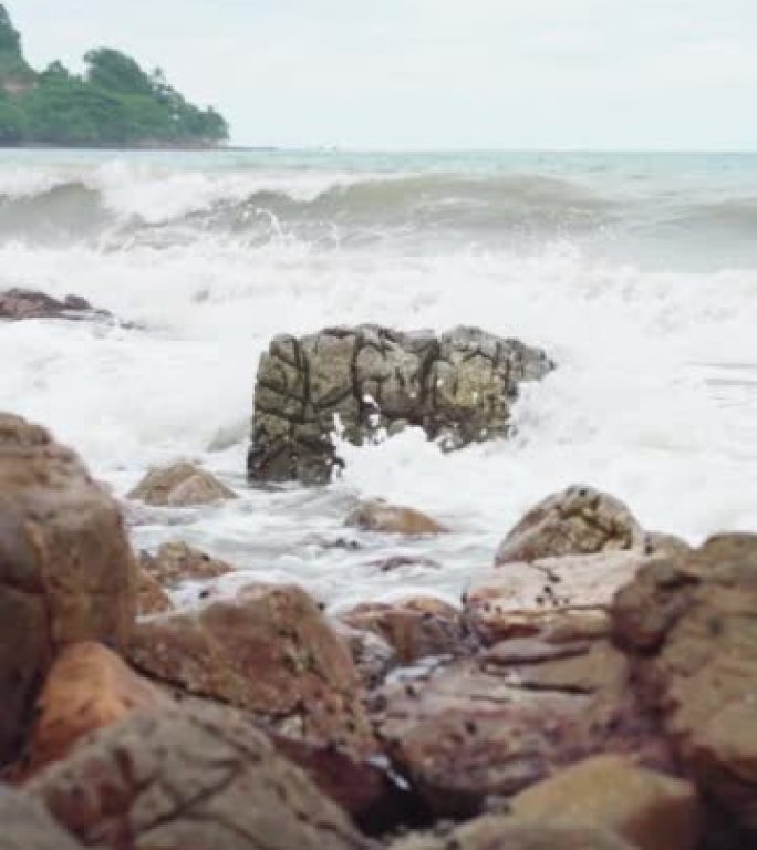 海浪猛烈地冲击着岩石。