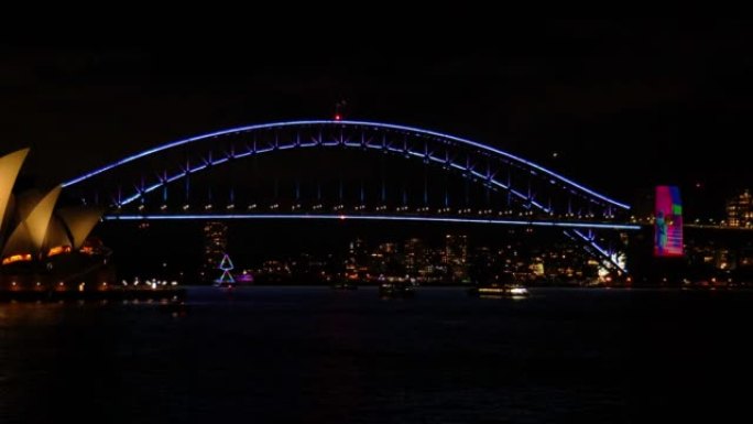 澳大利亚新南威尔士州悉尼港夜间的彩色灯光秀。用激光和霓虹灯照亮的桥