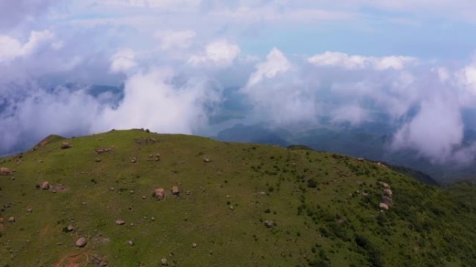 Overlooking the mountains and the sea of clouds