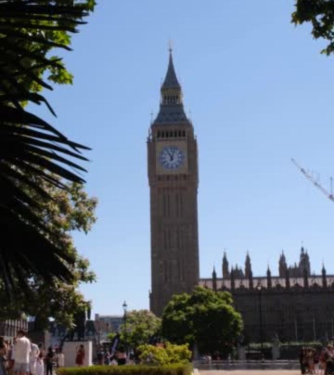 英国伦敦，2022年7月11日: 从议会广场花园观看伦敦大本钟。