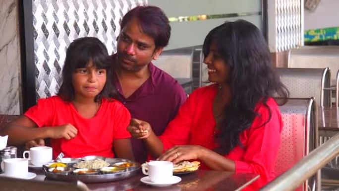 快乐的印度教家庭吃thali和喝masala chai。排灯节概念