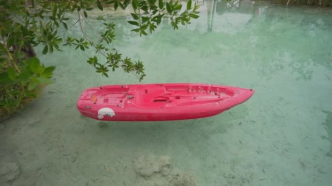 墨西哥Bacalar泻湖上的红色独木舟