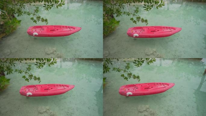 墨西哥Bacalar泻湖上的红色独木舟