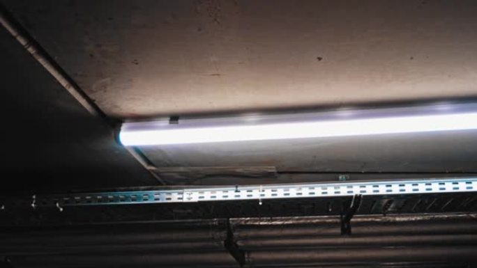 地下停车场安装在照明上的荧光放电灯