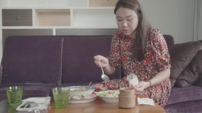 东南亚妇女吃somtum食物