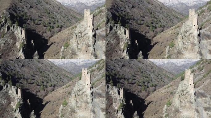 峡谷入口处岩石上山脉的watch望塔