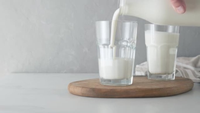 将酸奶或开菲尔倒入玻璃杯中。装有开菲尔或酸牛奶的玻璃杯。乳制品概念
