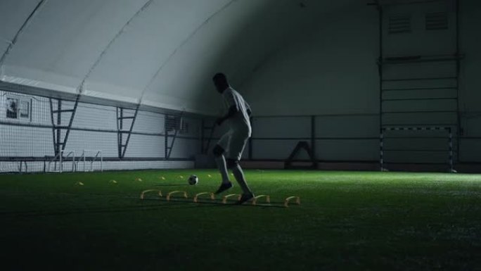 运动黑人足球运动员在室内足球场的个人训练，跑步，跳跃