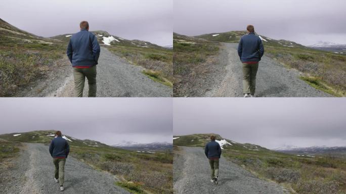 挪威苔原风景秀丽的徒步旅行者