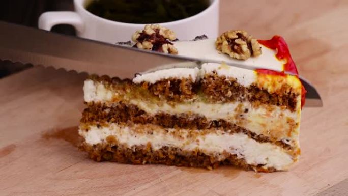 一块切成奶油状的多层蜂蜜蛋糕