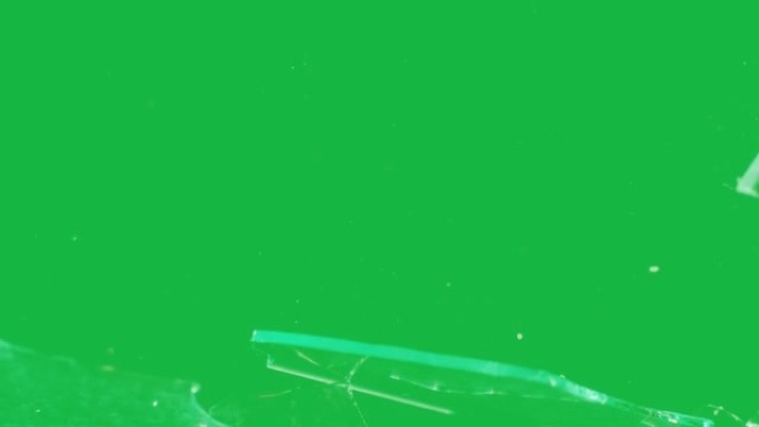玻璃被子弹击中破碎，孤立在绿屏背景上，4k视频元素