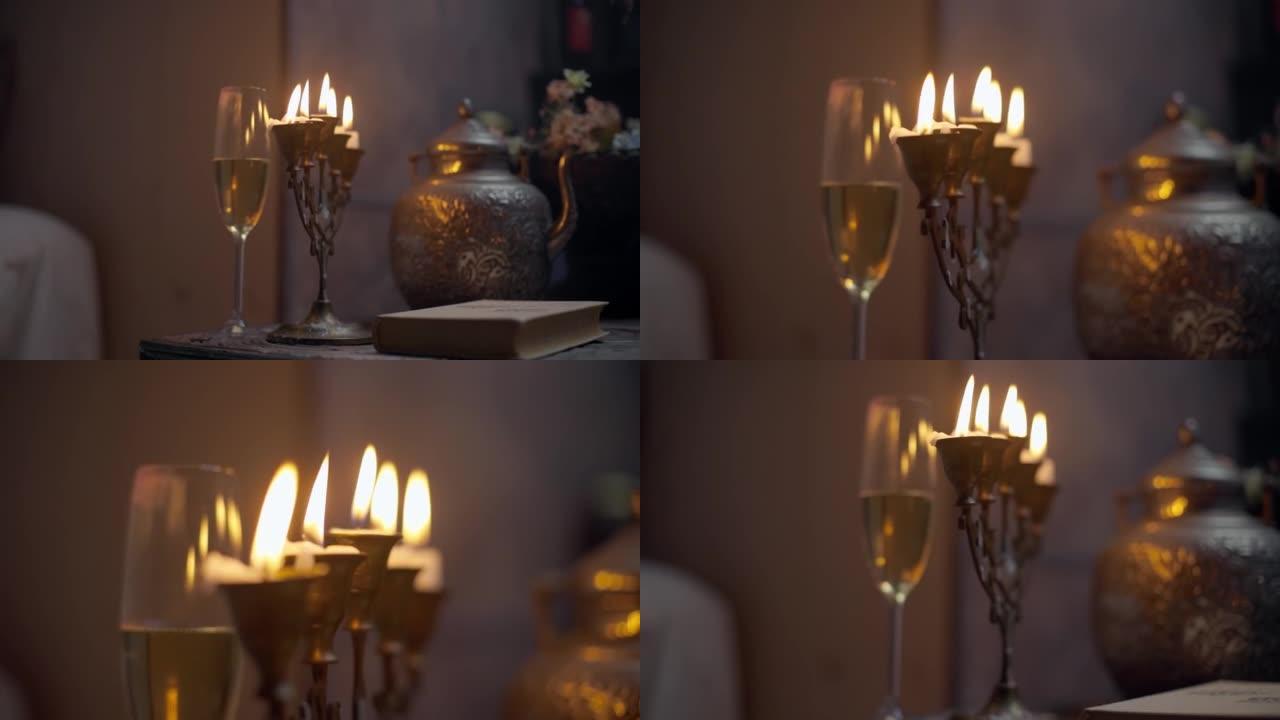 老式室内燃烧蜡烛和一杯香槟