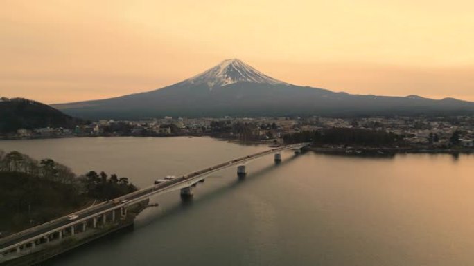 富士山和大桥的空中前方