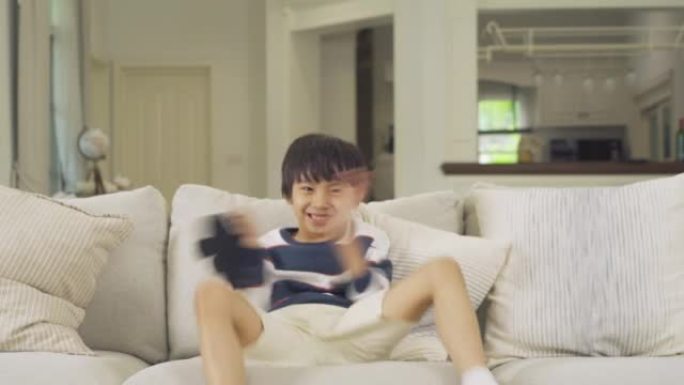 快乐微笑的年轻亚洲学生男孩呆在家里或家里的肖像。人们的生活方式。教育。