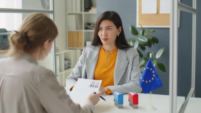 亚洲女性在欧盟大使馆进行签证面试