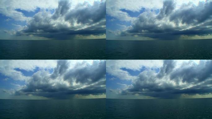 海景-开阔的海面，平静的水面，天空中有大片雷云。