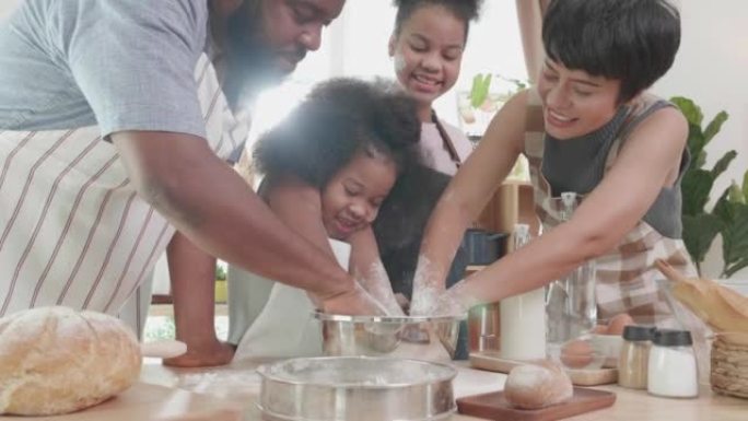 有趣的是非裔美国人家庭在家里的厨房里帮助脱粒面粉做煎饼
