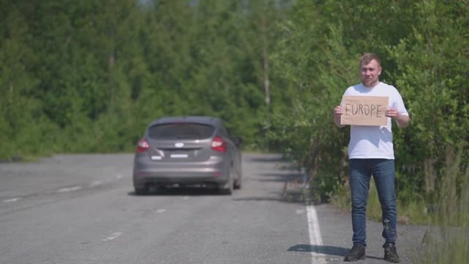 男子抓住一辆路过的汽车