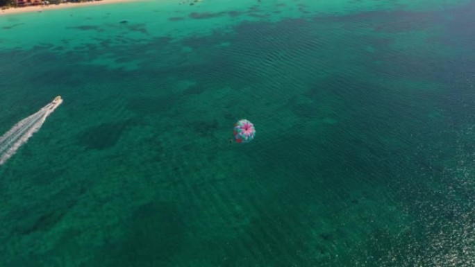 滑翔伞，也被称为parascending, paraskiing或parakiting。牙买加西加勒