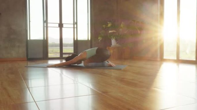 亚洲瑜伽教练在健身工作室锻炼健康的生活方式。