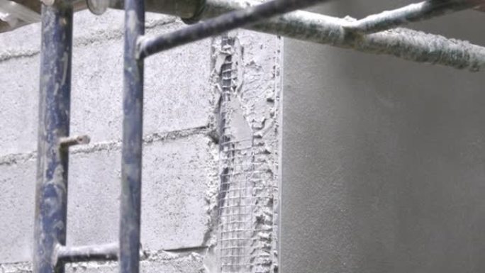 金属丝网防止墙壁石膏开裂。