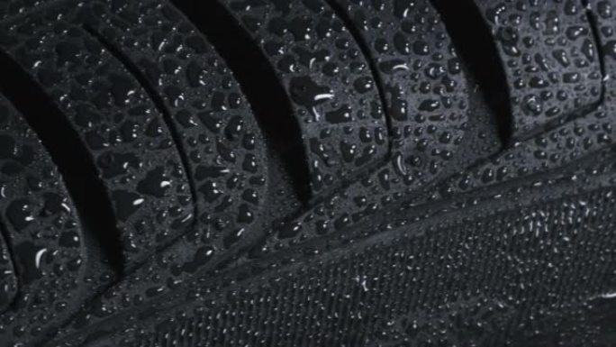 雨后车轮胎面花纹