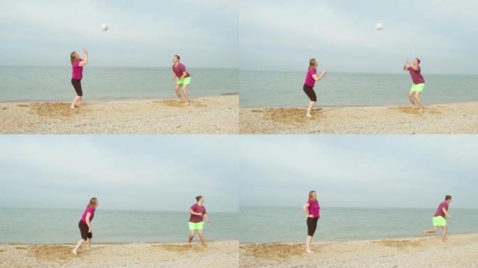 朋友在沙滩上打排球。年轻女子投球太厉害，球飞得很远，所以盖伊无法击中。他跑去追上球。女人转向问候某人