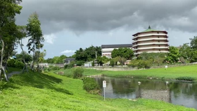 台南-台湾，2022年7月4日一座跨河的宝塔