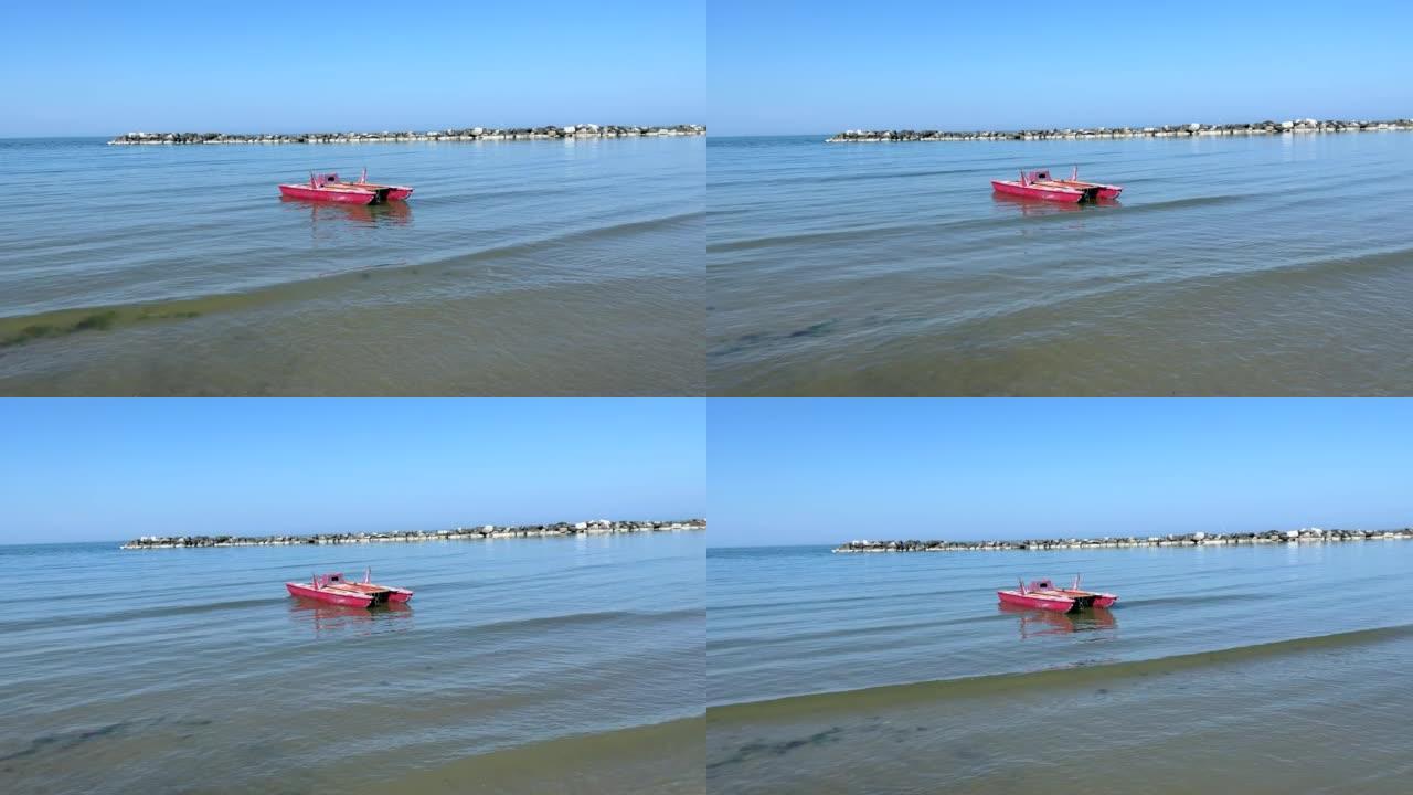 漂浮在水中的红色救援船