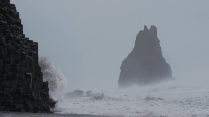 风暴海浪袭击了海堆和黑沙滩