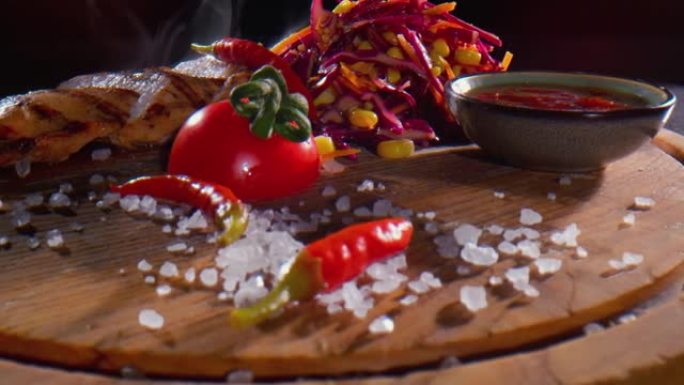 蘸酱碗和洋葱肉，混合sault，玉米，番茄和红辣椒-特写