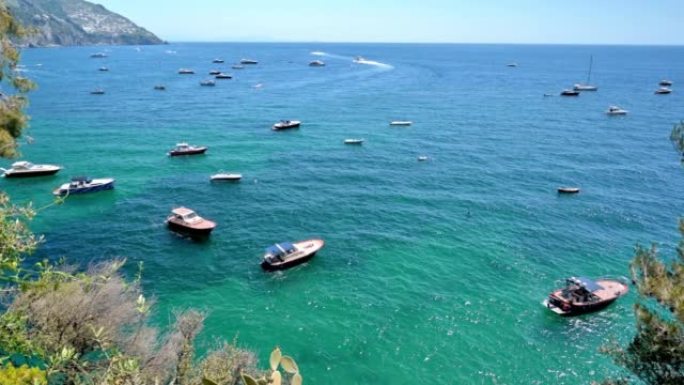意大利波西塔诺的第勒尼安海沿岸景观。水中多艘船