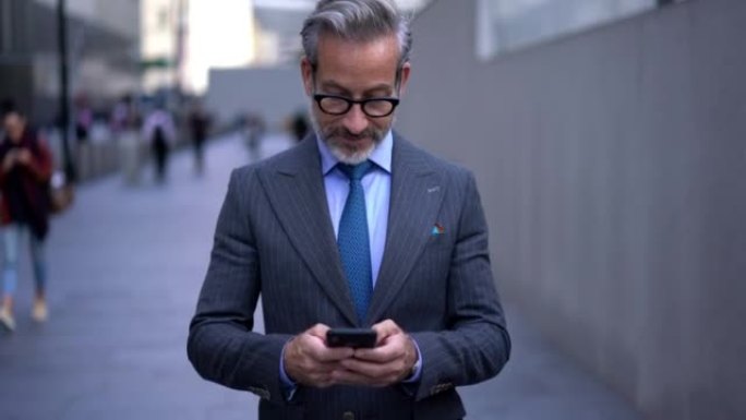 自信的商人在通过应用程序接到国际电话时，在智能手机上的光学眼镜阅读通知