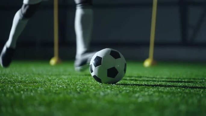 踢足球，特写慢动作，球员腿在足球场上击球，比赛中的点球