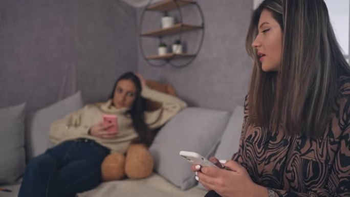 年轻女性坐在家里向男友发送短信