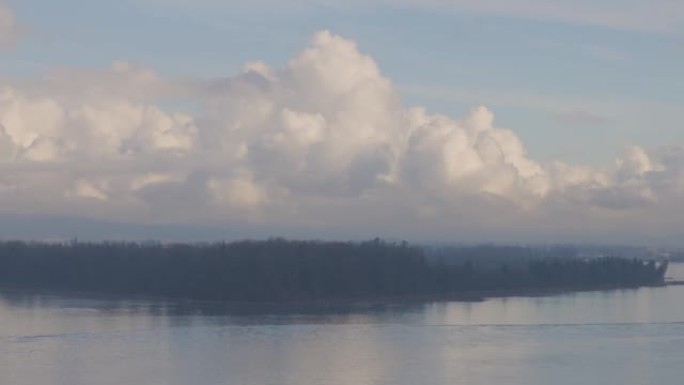 弗雷泽河拖船的鸟瞰图和背景中的山脉景观。