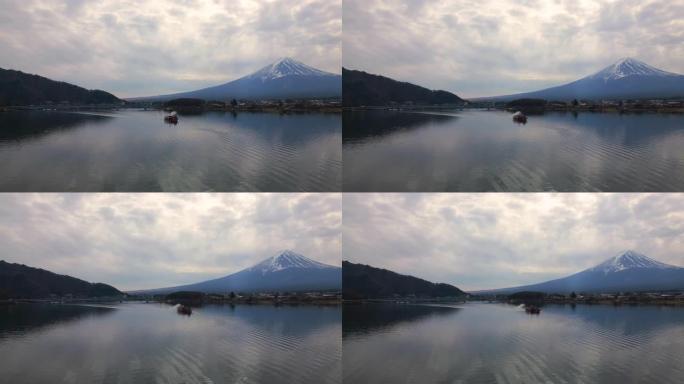 河口湖和富士湖的船的空中后退
