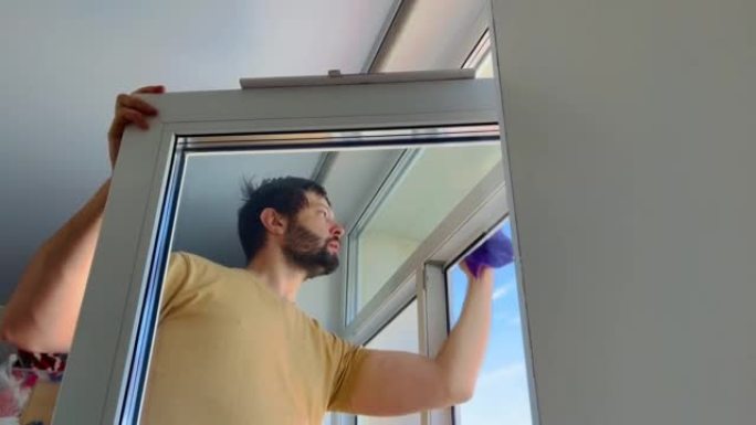 男子清洁家庭公寓的窗户