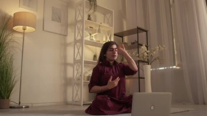 瑜伽在线教练冥想课程女性笔记本电脑