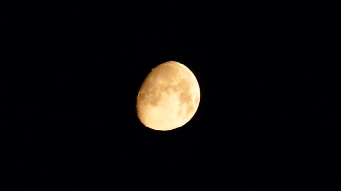 月亮的相位-臃肿的月亮，夜晚臃肿的月亮，黄色调臃肿的月亮，4k视频，