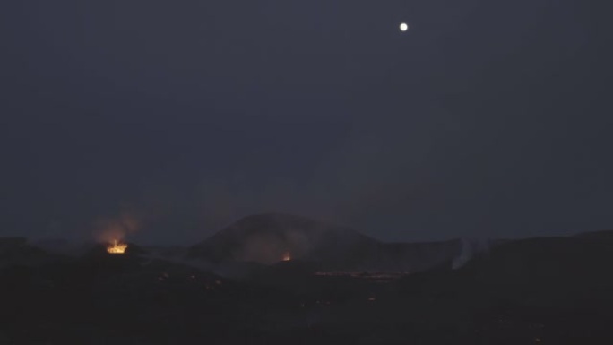 冰岛火山喷发地点上方的满月