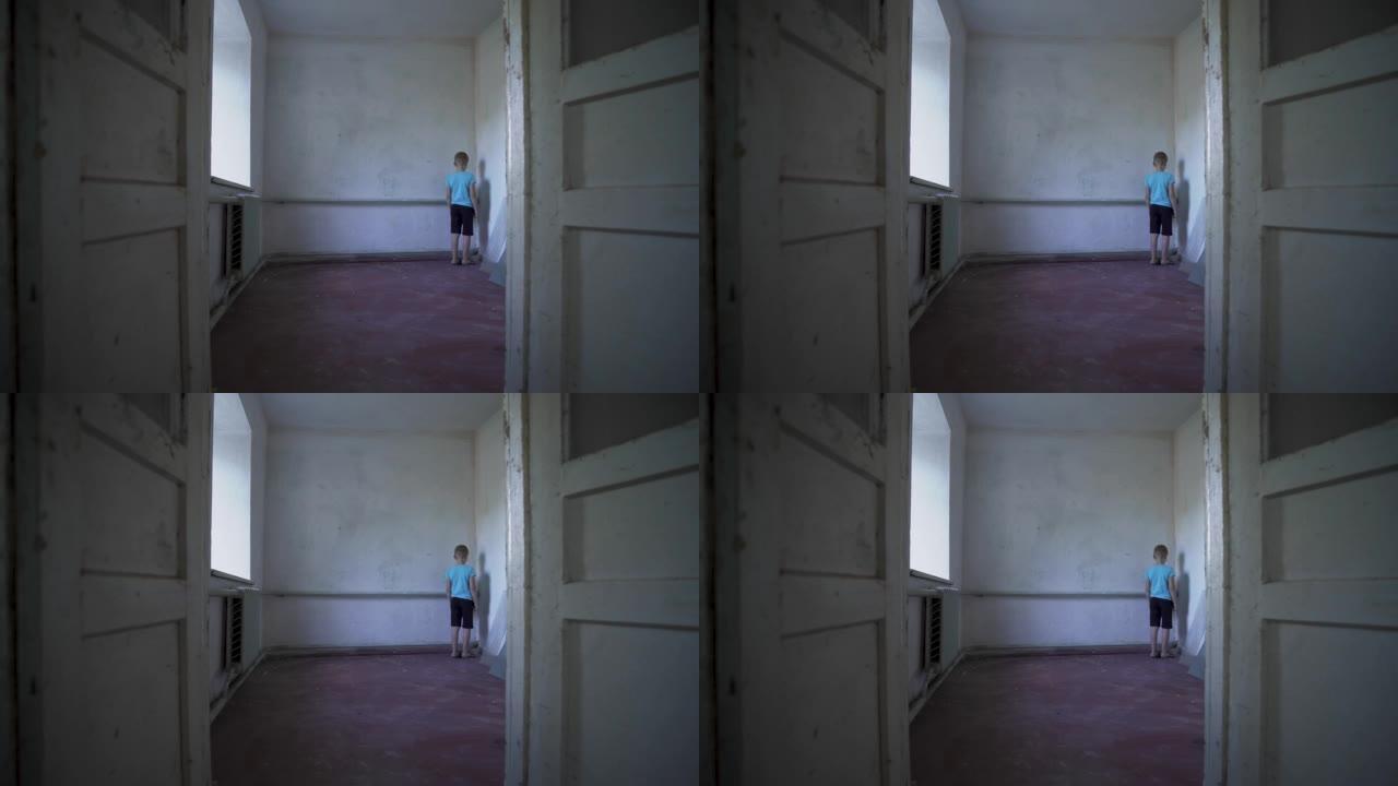 孤独的孩子擦着窗外。等待孤儿抑郁孤独悲伤