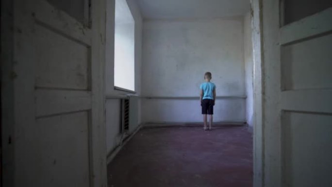 孤独的孩子擦着窗外。等待孤儿抑郁孤独悲伤