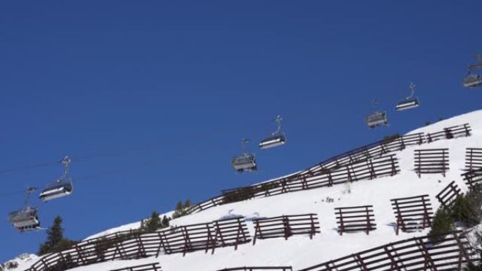 滑雪缆车在奥地利阿尔卑斯山的雪域景观上移动。