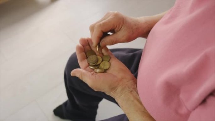 可怜的老妇人正在数钱。选择性聚焦。人。