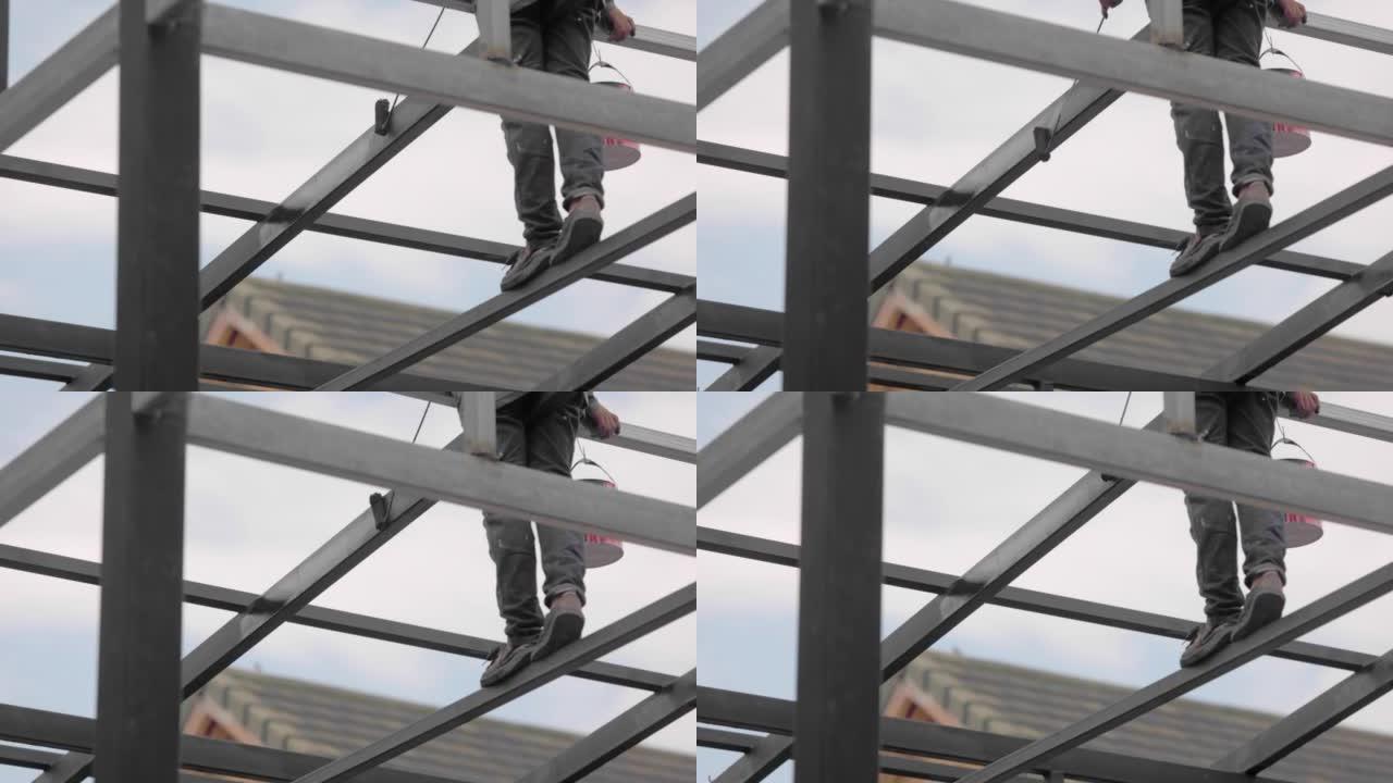 高层建筑钢管喷漆时工人的不安全施工。