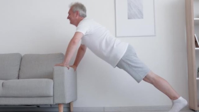 沙发健身家居运动中年男子俯卧撑