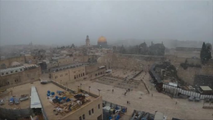 Kotel (西墙) 和金色圆顶在雪地里空着，耶路撒冷