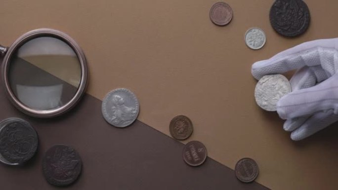 钱币学。木制桌子上的银制成的旧收藏硬币。